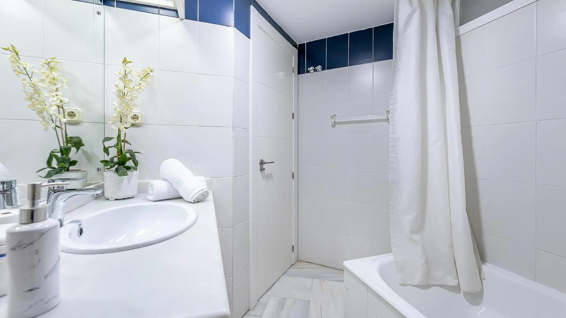 Holiday Rental Apartment Located In Puerto Marina With Sea Views, First Line Of Beach. Benalmádena